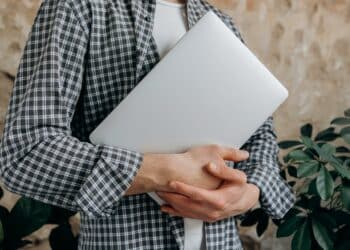 pexels-mikhail-nilov-étudiant qui tient un ordinateur-C’est quoi un minerval