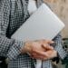 pexels-mikhail-nilov-étudiant qui tient un ordinateur-C’est quoi un minerval