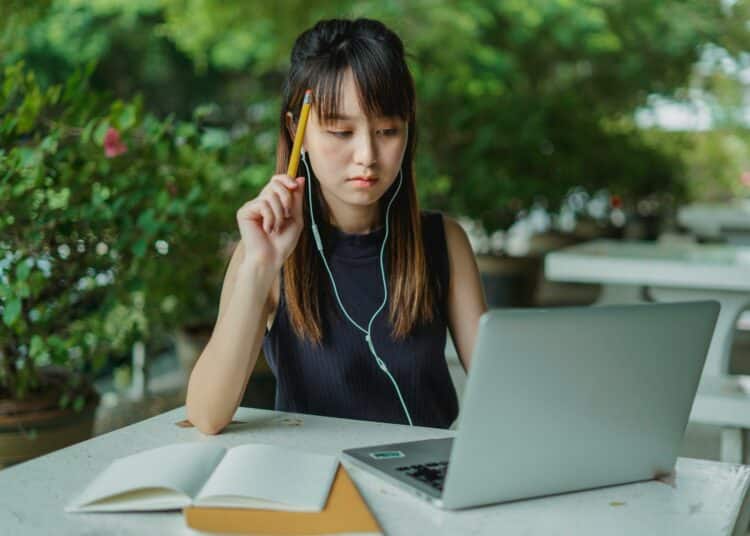 pexels-zen-chung-jeune étudiante derrière son ordinateur-Comment trouver un bon sujet de mémoire
