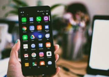 pexels-Lisa-fotios-ecran-de-telephone-Comment-baisser-efficacement-son-temps-decran-pour-mieux-etudier-se-concentrer