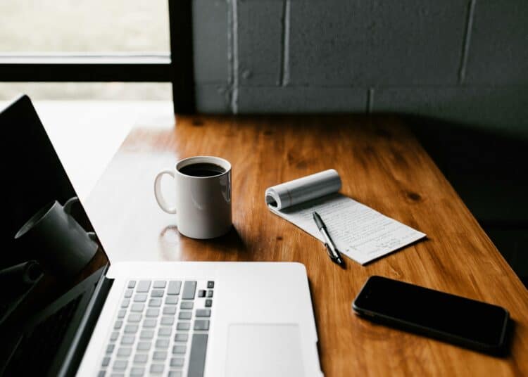 pexels-andrew-ordinateur, avec bloc note et café-Pourquoi étudier dans des cafés