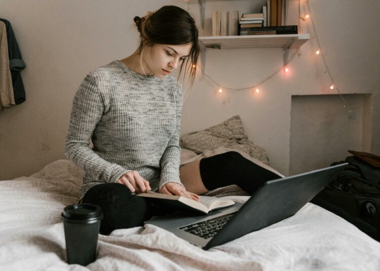 pexels-arthousestudio-étudiante dans sa chambre en train d'étudier-Comment réussir son blocus