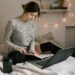 pexels-arthousestudio-étudiante dans sa chambre en train d'étudier-Comment réussir son blocus