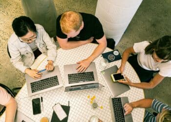 pexels-canvastudio-groupe qui travaille ensemble avec des ordinateurs-Faut-il toujours travailler en groupe dans un travail de groupe