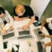 pexels-canvastudio-groupe qui travaille ensemble avec des ordinateurs-Faut-il toujours travailler en groupe dans un travail de groupe