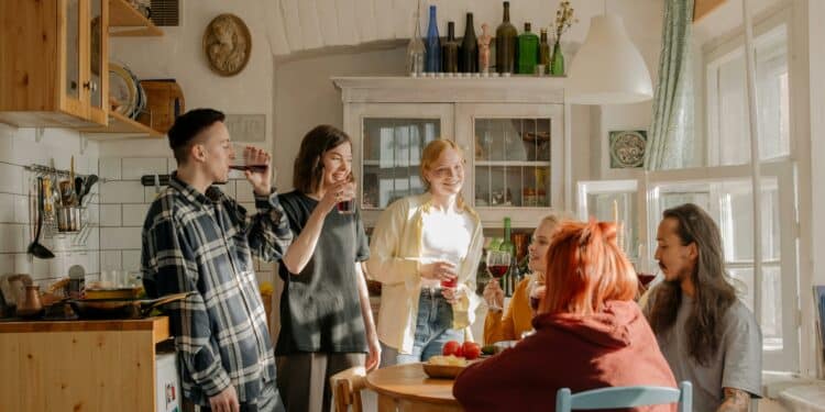 pexels-cottonbro-amis discutent autour d'une table - les 5 avantages de faire une coloc .jpg