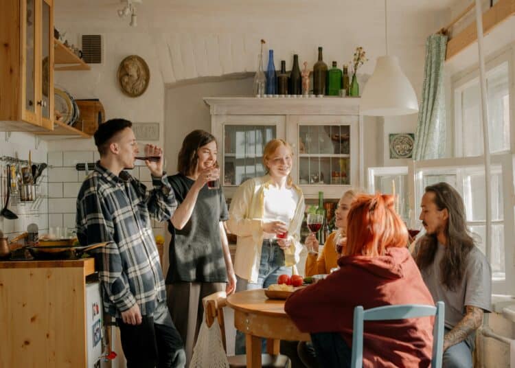 pexels-cottonbro-amis discutent autour d'une table - les 5 avantages de faire une coloc .jpg