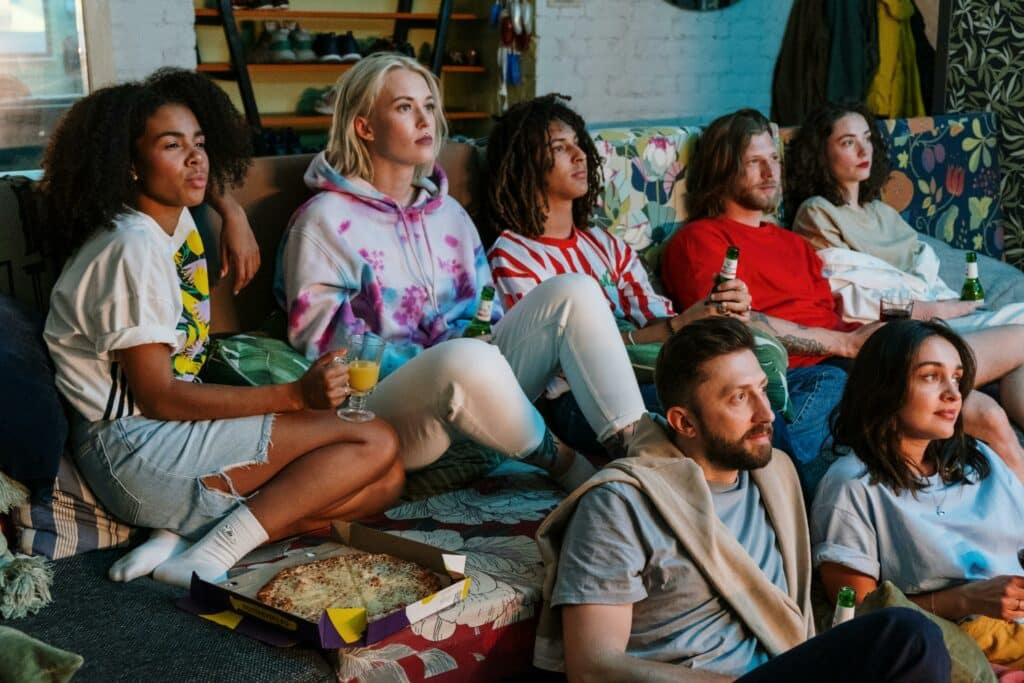pexels-cottonbro-amis regardent télévision -Quel type de colocataire es-tu ?.jpg