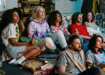 pexels-cottonbro-amis regardent télévision -Quel type de colocataire es-tu ?.jpg