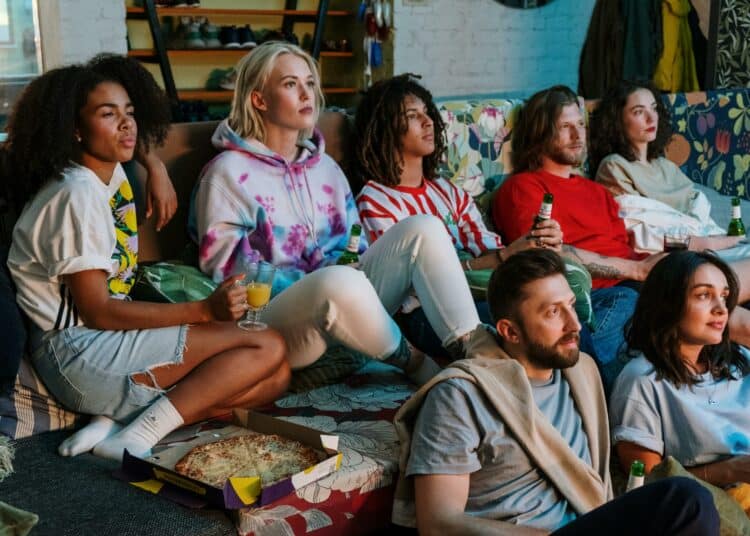 pexels-cottonbro-amis regardent télévision -Quel type de colocataire es-tu ?.jpg