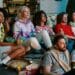 pexels-cottonbro-amis regardent télévision -Quel type de colocataire es-tu ?.jpg
