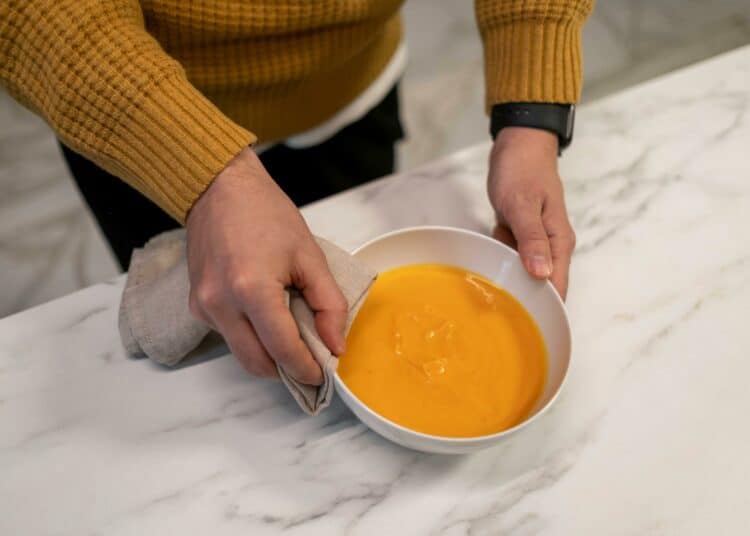 pexels-cottonbro-bol de soupe au potiron-3 recettes d’automne à faire au kot