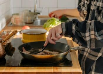 pexels-cottonbro-étudiante qui cuisine avec 3 poêles-4 recettes à faire rapidement en blocus