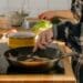 pexels-cottonbro-étudiante qui cuisine avec 3 poêles-4 recettes à faire rapidement en blocus