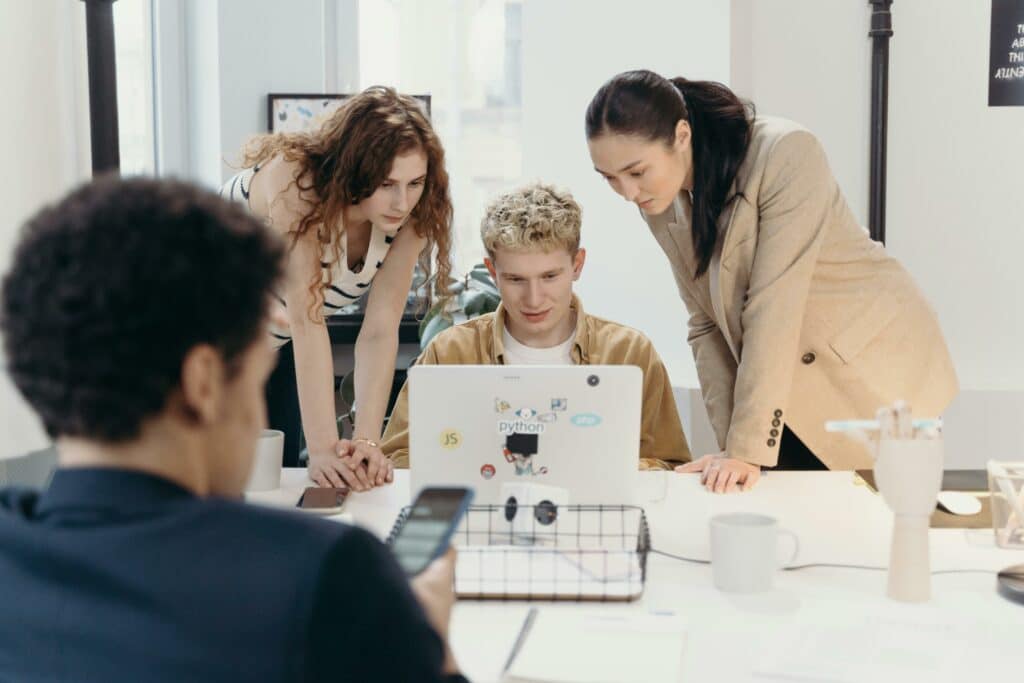 pexels-cottonbro-stagiaire entouré d'employer-Comment préparer son stage à l’étranger