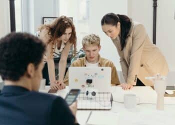 pexels-cottonbro-stagiaire entouré d'employer-Comment préparer son stage à l’étranger