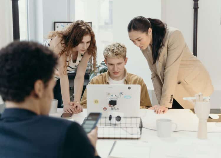 pexels-cottonbro-stagiaire entouré d'employer-Comment préparer son stage à l’étranger