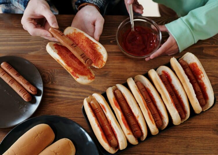 pexels-daisy-anderson-Deux personnes cuisinant pour Halloween-3 recettes spéciales Halloween à faire au kot