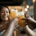 pexels-elevate-étudiants qui trinquent leur verre de bière-Où faire la fête à Liège