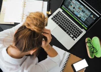 pexels-energepic-com-etudiante-devant-son-pc-Comment-rester-a-jour-dans-letude-quand-on-rate-des-cours--scaled