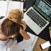 pexels-energepic-com-etudiante-devant-son-pc-Comment-rester-a-jour-dans-letude-quand-on-rate-des-cours--scaled