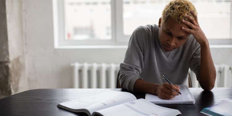 pexels-gabby-k-étudiant concentré en train d'étudier pour un examen-Comment réussir à enchaîner les examens