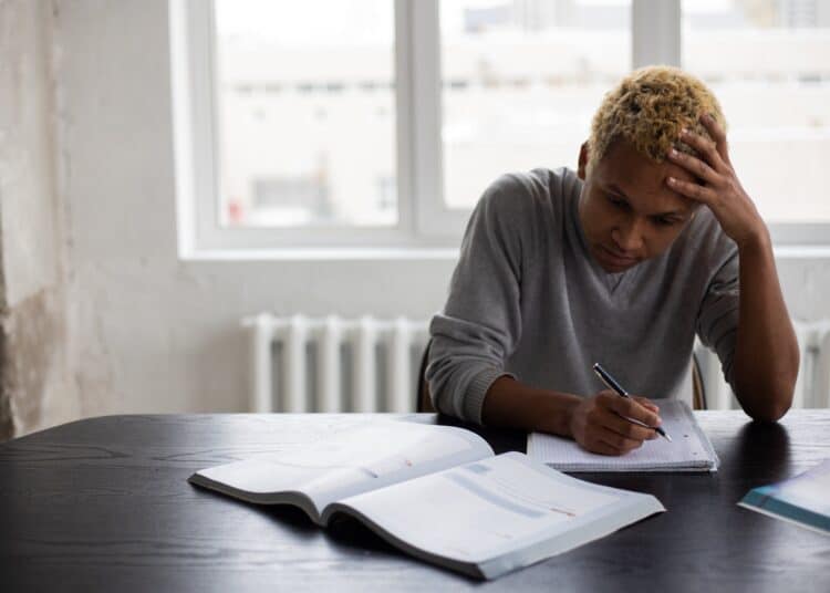 pexels-gabby-k-étudiant concentré en train d'étudier pour un examen-Comment réussir à enchaîner les examens
