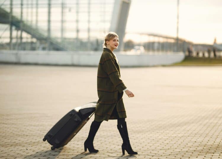 pexels-gustavo-fring-femme-tirant-sa-valise-Quel-type-detudiant-en-Erasmus-es-tu--scaled.jpg
