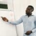 pexels-gustavo-fring-homme-pointant-tableau-blanc-Comment-progresser-efficacement-dans-une-langue-etrangere--scaled