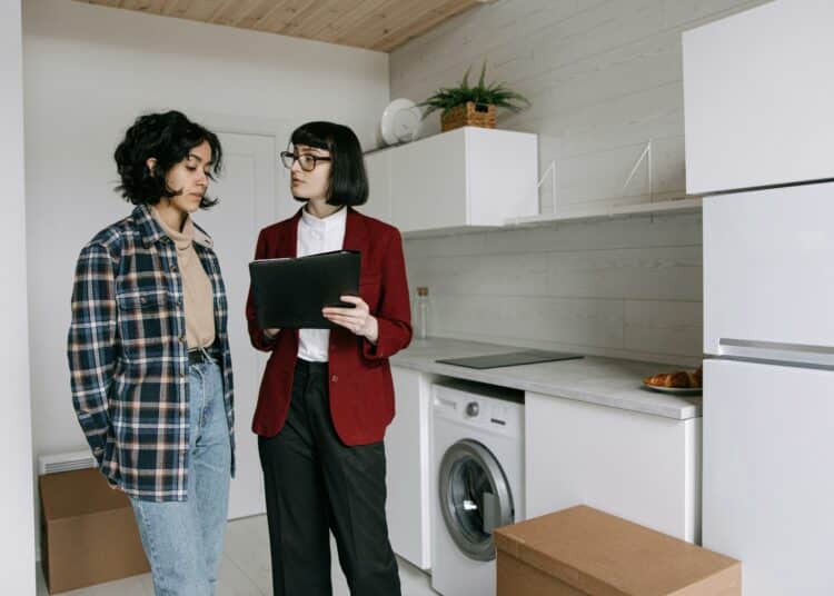 pexels-ivan-samkov-femme-en-visite-dappartement-Meilleurs-moyens-doptimiser-ses-chances-de-trouver-un-kot-scaled.jpg