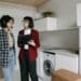 pexels-ivan-samkov-femme-en-visite-dappartement-Meilleurs-moyens-doptimiser-ses-chances-de-trouver-un-kot-scaled.jpg