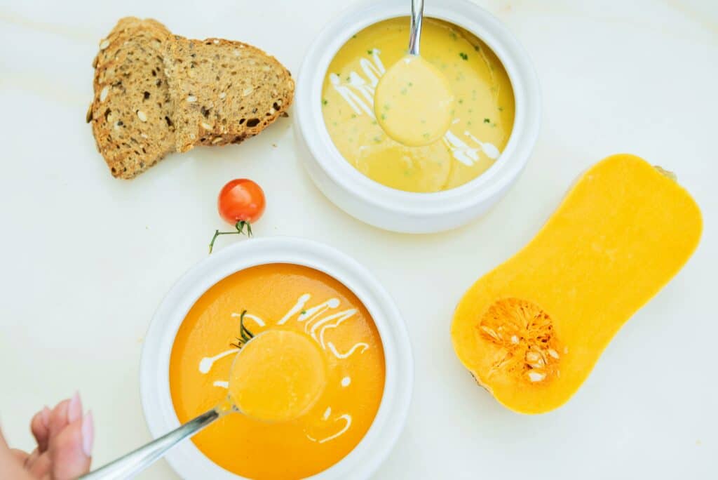 pexels-jdgromov-deux bols de soupe avec courge à côté-3 idées de soupes pour l’hiver