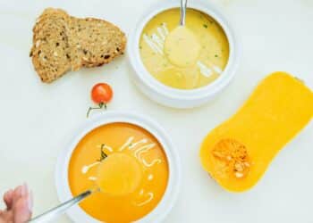 pexels-jdgromov-deux bols de soupe avec courge à côté-3 idées de soupes pour l’hiver
