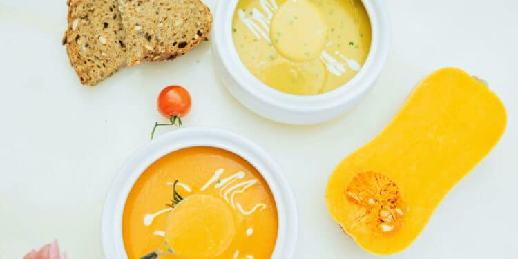 pexels-jdgromov-deux bols de soupe avec courge à côté-3 idées de soupes pour l’hiver
