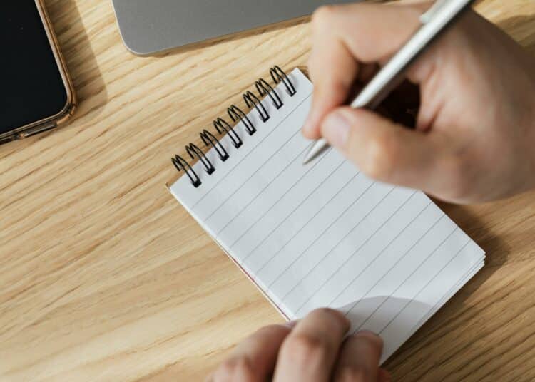 pexels-karolina-grabowska-bloc de feuille avec stylo et main-6 raisons de toujours avoir un bloc de feuilles avec soi pour ses études