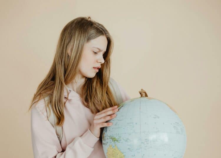 pexels-karolina-grabowska-femme-regardant-le-globe-terrestre-Comment-bien-choisir-sa-destination-dErasmus--scaled.jpg