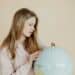 pexels-karolina-grabowska-femme-regardant-le-globe-terrestre-Comment-bien-choisir-sa-destination-dErasmus--scaled.jpg