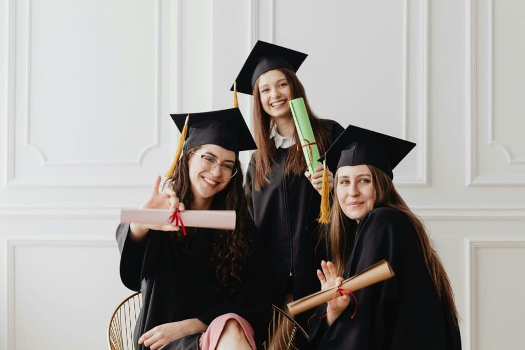 pexels-karolina-grabowska- femmes diplomées heureuses - vas tu réussir ton deuxième quadri ? .jpg