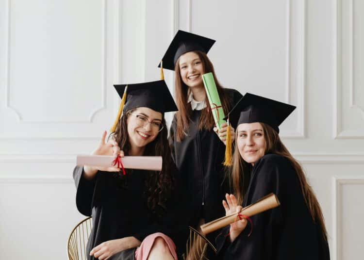 pexels-karolina-grabowska- femmes diplomées heureuses - vas tu réussir ton deuxième quadri ? .jpg
