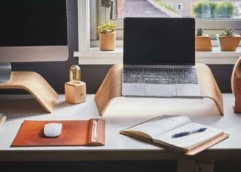 pexels-ken-tomita-set-up-de-bureau-Es-tu-vraiment-un-etudiant-organise-1-1-scaled.jpg