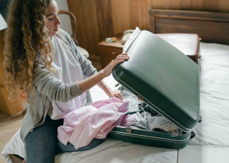 pexels-ketut-subiyanto-femme-faisant-sa-valise-Comment-bien-preparer-son-Erasmus