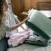 pexels-ketut-subiyanto-femme-faisant-sa-valise-Comment-bien-preparer-son-Erasmus