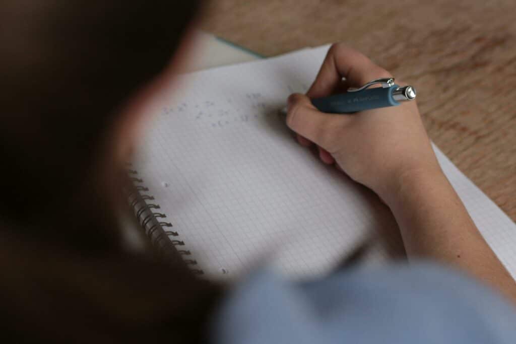pexels-louis bauer- femme écrivant dans carnet - Es-tu prêt(e) pour ta session de janvier ? .jpg