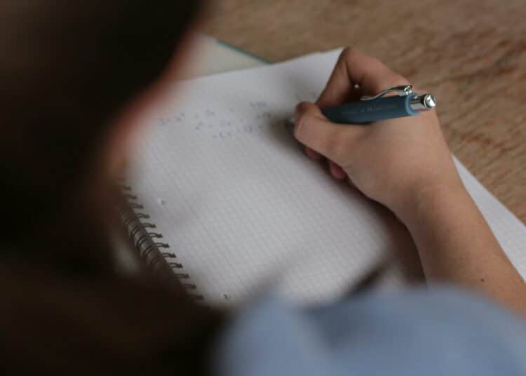pexels-louis bauer- femme écrivant dans carnet - Es-tu prêt(e) pour ta session de janvier ? .jpg