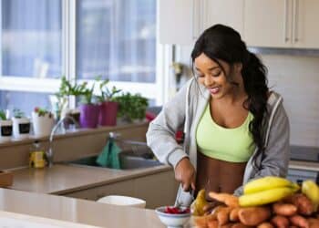 pexels-mastercowley-femme-coupe-fruits-Comment-manger-sainement-avec-un-budget-etudiant--scaled.jpg
