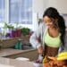 pexels-mastercowley-femme-coupe-fruits-Comment-manger-sainement-avec-un-budget-etudiant--scaled.jpg