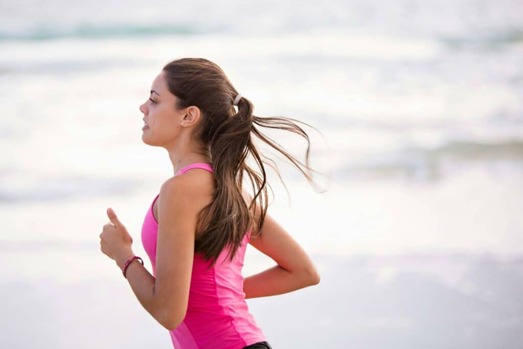 pexels-mastercowley-femme-faisant-un-footing-Pourquoi-cest-important-de-faire-du-sport-quand-on-est-jeune--scaled.jpg