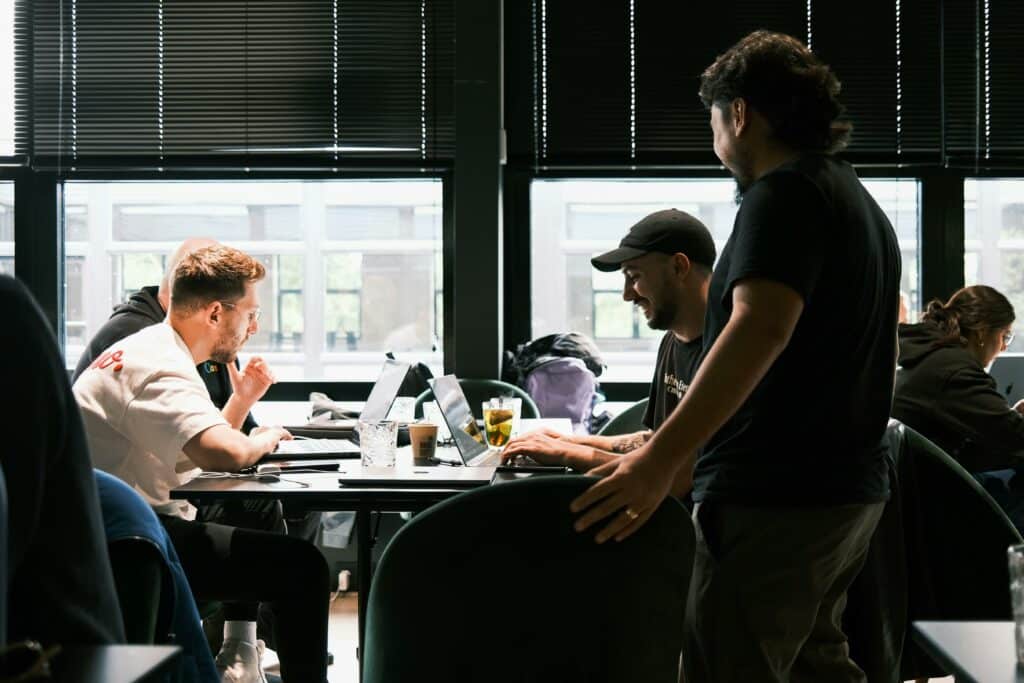 pexels-mati-5-redenen-waarom-het-goed-is-om-als-student-deel-te-nemen-aan-workshops-scaled.jpg