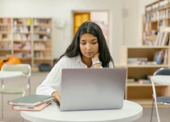 pexels-mikhail-nilov-5 redenen waarom je als student op tijd een stage moet zoeken.jpg