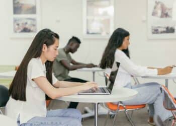 pexels-mikhail-nilov-5 redenen waarom studenten beter geen les skippen